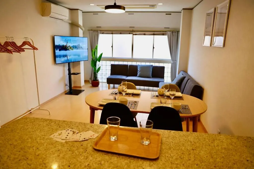 Apartmán 鶴橋駅徒歩4分/道頓堀・なんばへ地下鉄4分/広々スペース3階戸建て貸切 Ósaka