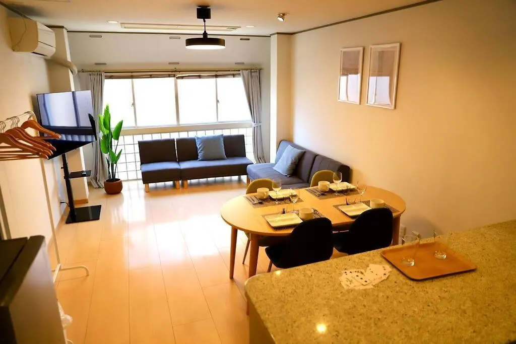 Apartmán 鶴橋駅徒歩4分/道頓堀・なんばへ地下鉄4分/広々スペース3階戸建て貸切 Ósaka