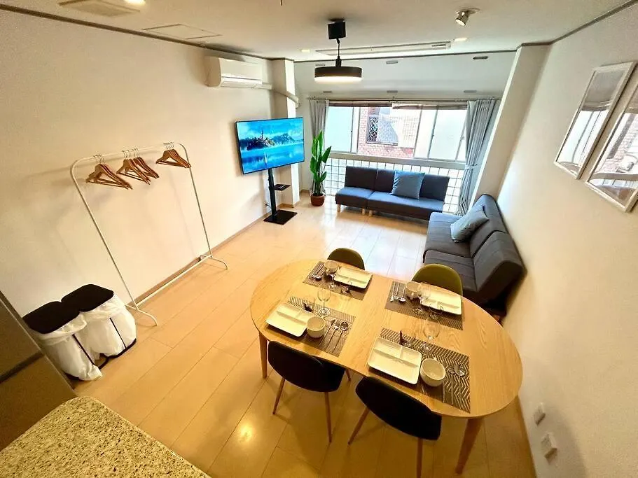 Apartmán 鶴橋駅徒歩4分/道頓堀・なんばへ地下鉄4分/広々スペース3階戸建て貸切 Ósaka